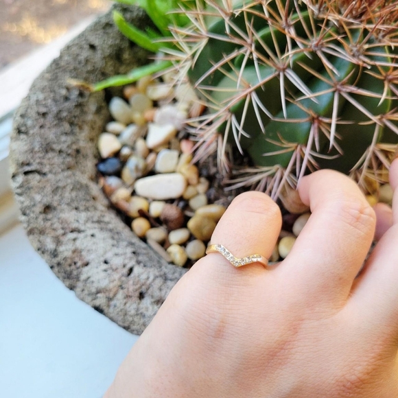 Classic Dainty Gold Rhinestone Arrow Ring Band, size 5 - Picture 6 of 8